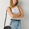 Bolso bandolera con efecto piel y logotipo