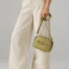 Bolso bandolera con efecto piel y logotipo