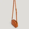 Bolso bandolera con efecto piel y logotipo