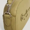 Bolso bandolera con efecto piel y logotipo