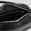 Bolso bandolera con efecto piel y logotipo