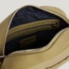 Bolso bandolera con efecto piel y logotipo