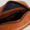 Bolso bandolera con efecto piel y logotipo