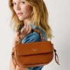 Bolso bandolera con solapa efecto piel