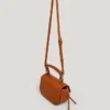 Bolso bandolera con solapa efecto piel