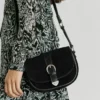 Bolso de ante con solapa Bolso de ante con solapa