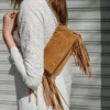 Bolso de hombro de ante con flecos Bolso de hombro de ante con flecos