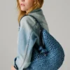 Bolso de rafia con forma de media luna