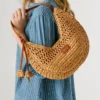 Bolso de rafia con forma de media luna