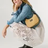 Bolso de rafia con forma de media luna Bolso de rafia con forma de media luna