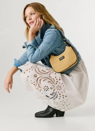 Bolso de rafia con forma de media luna