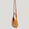 Bolso de rafia con forma de media luna