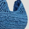 Bolso de rafia con forma de media luna