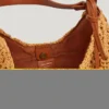 Bolso de rafia con forma de media luna