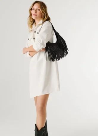 Bolso en forma de media luna con efecto piel