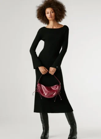 Bolso en forma de media luna con efecto piel