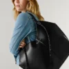 Bolso tote con efecto piel y tachuelas