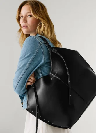 Bolso tote con efecto piel y tachuelas