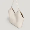 Bolso tote con efecto piel y tachuelas