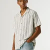 Camisa a rayas con cuello cubano