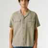 Camisa con cuello cubano