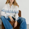 Camisa con volantes bordados