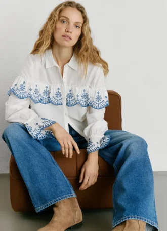 Camisa con volantes bordados
