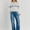 Camisa con volantes bordados