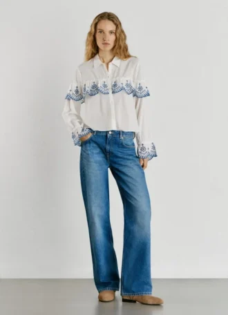 Camisa con volantes bordados