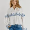 Camisa con volantes bordados