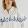 Camisa con volantes bordados