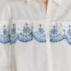 Camisa con volantes bordados