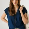 Camiseta con cuello en V y detalles calados Camiseta con cuello en V y detalles calados