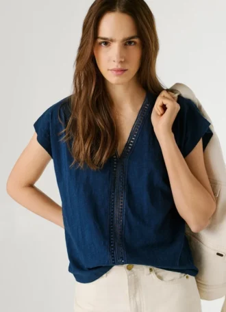 Camiseta con cuello en V y detalles calados