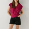 Camiseta con cuello en V y detalles calados Camiseta con cuello en V y detalles calados