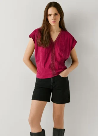 Camiseta con cuello en V y detalles calados