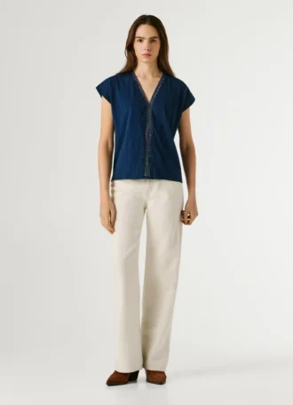 Camiseta con cuello en V y detalles calados