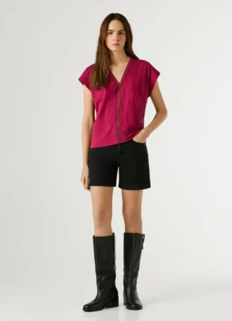 Camiseta con cuello en V y detalles calados
