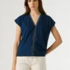 Camiseta con cuello en V y detalles calados Camiseta con cuello en V y detalles calados