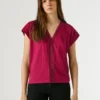 Camiseta con cuello en V y detalles calados Camiseta con cuello en V y detalles calados