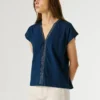 Camiseta con cuello en V y detalles calados Camiseta con cuello en V y detalles calados
