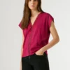 Camiseta con cuello en V y detalles calados Camiseta con cuello en V y detalles calados