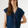 Camiseta con cuello en V y detalles calados Camiseta con cuello en V y detalles calados