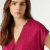 Camiseta con cuello en V y detalles calados Camiseta con cuello en V y detalles calados