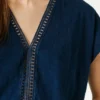 Camiseta con cuello en V y detalles calados Camiseta con cuello en V y detalles calados