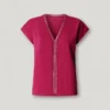 Camiseta con cuello en V y detalles calados Camiseta con cuello en V y detalles calados
