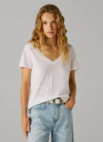 Camiseta con cuello en V y logotipo bordado