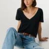 Camiseta con cuello en V y logotipo bordado Camiseta con cuello en V y logotipo bordado