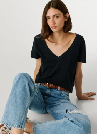 Camiseta con cuello en V y logotipo bordado