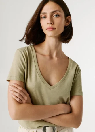 Camiseta con cuello en V y logotipo bordado